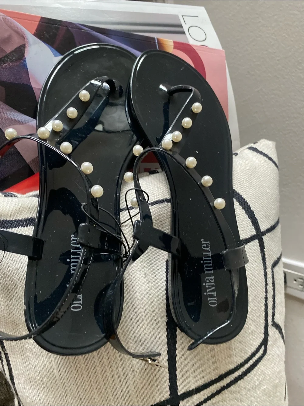 Black Pearl-Embellished Jelly Sandals - Women - Picture 2 of 7